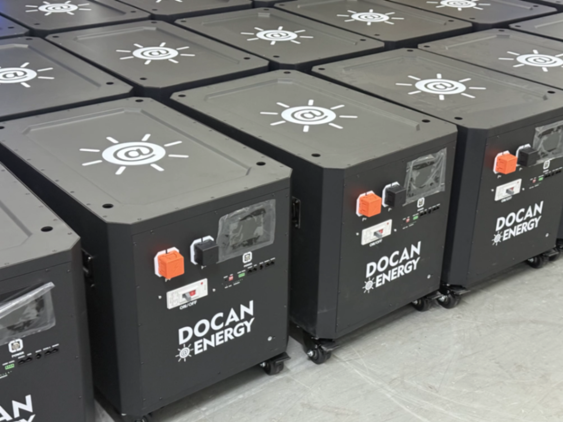 Docan MB56 32 kWh — meerdere units in het magazijn klaar voor uitlevering