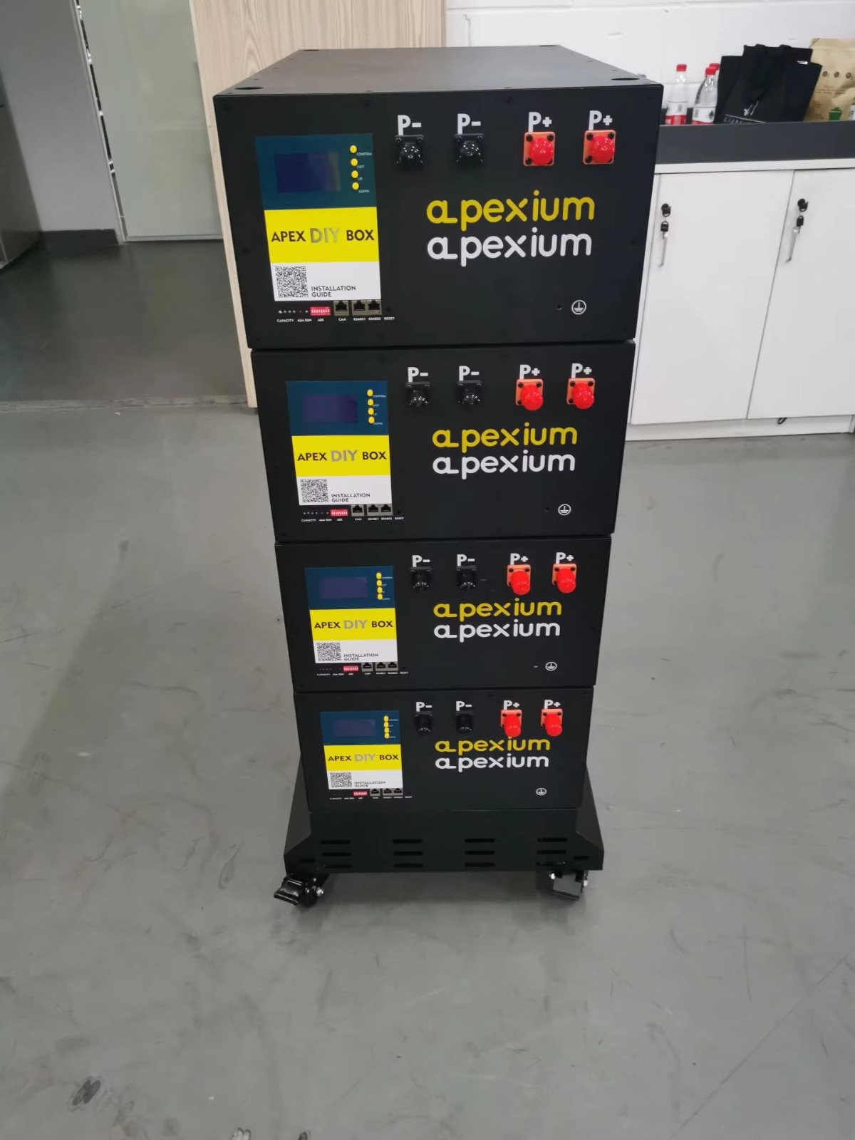 Vier MB31 batterijen gestapeld op de trolley